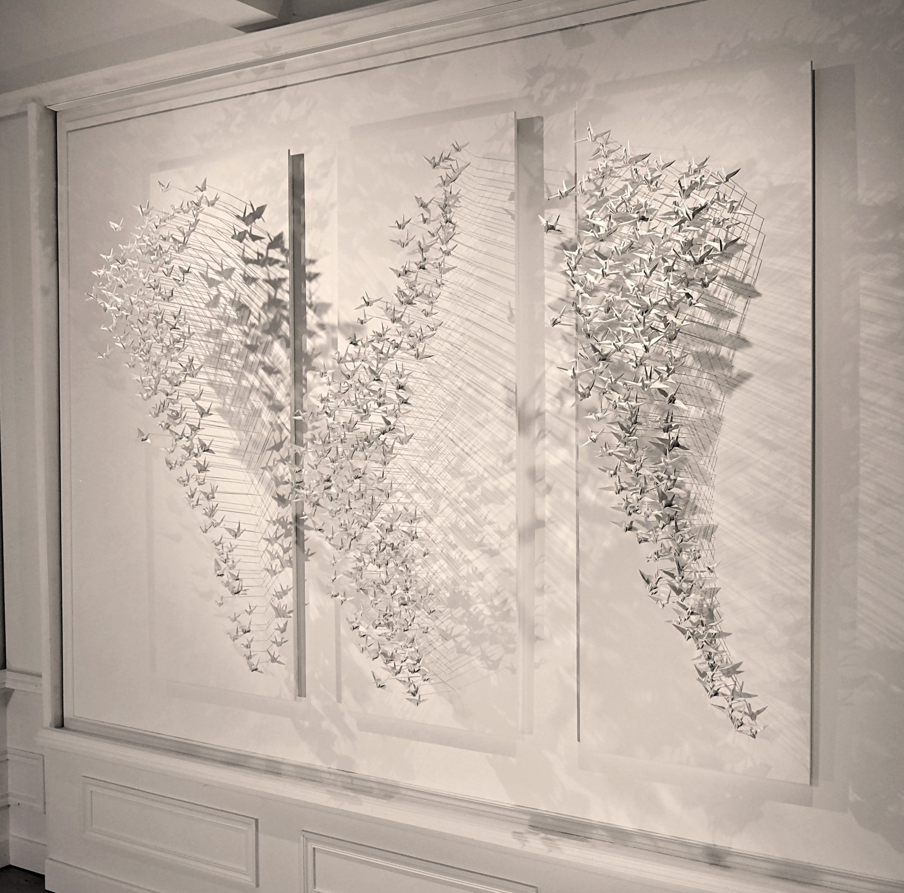 Murmuration 33, triptyque : trois panneaux de grues en papier blanc.